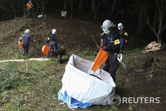 후쿠시마현 가와우치촌의 한 마을에서 토양 오염물질 제거 작업이 진행 중인 모습. ©로이터=News1