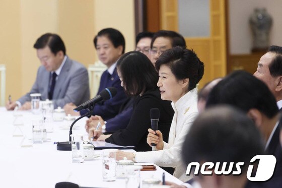 박근혜 대통령이 24일 오후 청와대에서 일한의원연맹 대표단을 접견하고 인사말을 하고 있다. (청와대 제공) 2014.10.24/뉴스1 © News1 조희연 기자
