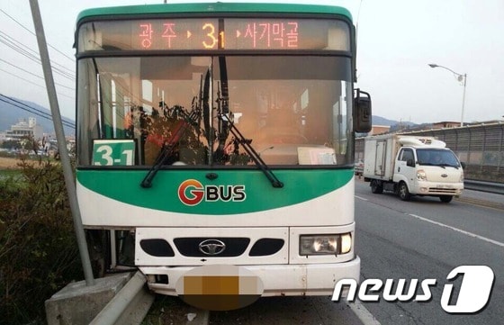 24일 오후 5시7분께 경기 광주시 역동 3번국도 왕복 4차선 도로에서 성남 방향으로 달리던 시내버스가 가드레일을 들이받는 사고가 발생, 승객 등 9명이 부상을 입었다. © News1