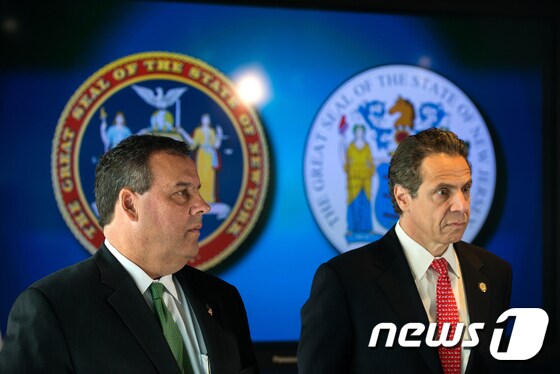 크리스 크리스티 뉴저지 주지사(왼쪽)와 앤드류 쿠오모 뉴욕 주지사. © AFP=뉴스1