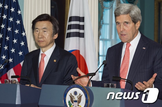윤병세 외교부 장관(왼쪽)과 존 케리 미 국무장관. © AFP=뉴스1
