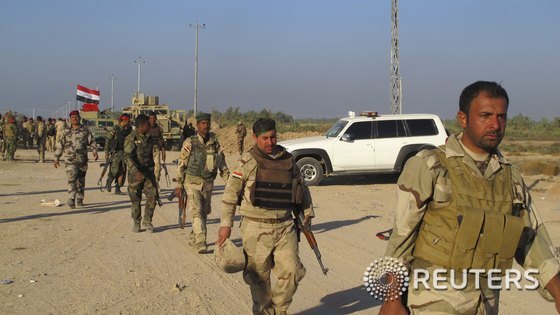 26일(현지시간) 이라크 바그다드 남부 주르프 알 사카르 방어에 투입되는 이라크 정부군.© 로이터=뉴스1