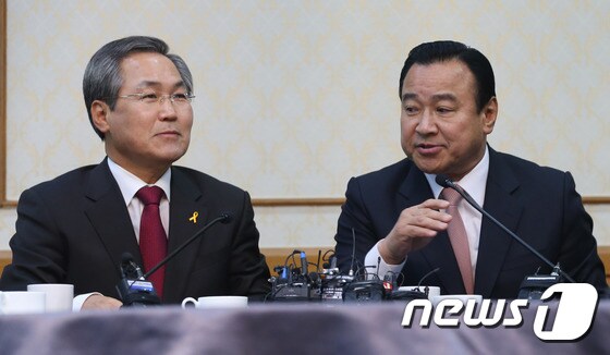 이완구 새누리당 원내대표(오른쪽)와 우윤근 새정치민주연합 원내대표 /뉴스1 © News1 송원영 기자