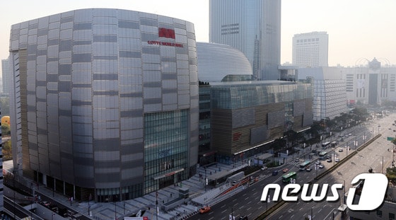 서울 송파구 롯데월드몰 앞으로 차량들이 지나가고 있다. © News1 허경 기자