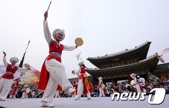 지난 9월 경복궁 흥례문 광장에서 열린 제55회 한국 민속예술축제에서 펼쳐진 농악놀이공연. /뉴스1 © News1