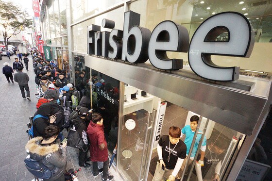 애플 판매 매장 프리스비 앞 고객들이 줄지어 대기하는 모습. © News1