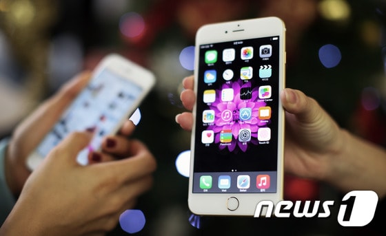 지난해 10월 국내 판매를 시작한 아이폰6와 아이폰6플러스. © News1 오대일 기자 