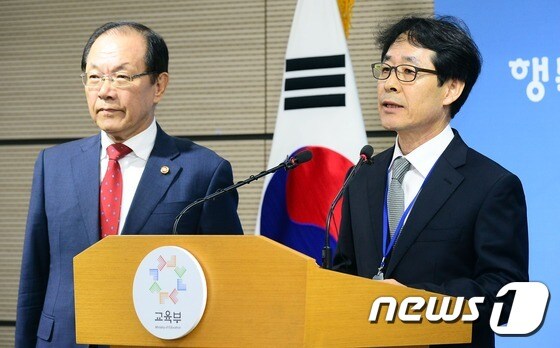 황우여 교육부장관(왼쪽)과 김성훈 한국교육과정평가원장. / 뉴스1 © News1 장수영 기자