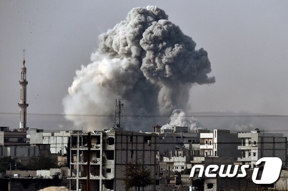 미군의 IS공습으로 연기 피어오르는 시리아 코바니의 모습.© AFP=뉴스1