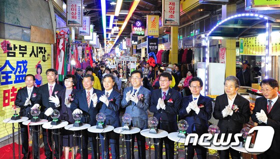 김승수 전주시장(왼쪽 다섯번째)과 김윤덕 국회의원(왼쪽 여섯번째)이 31일 전북 전주 남부시장에서 열린 