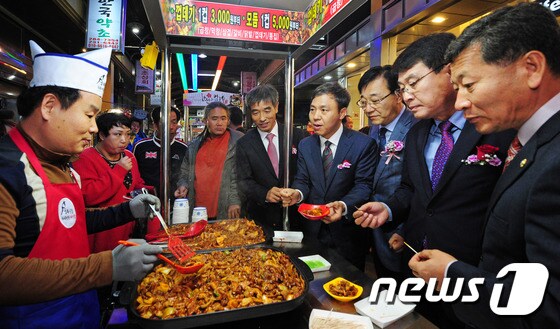 김승수 전주시장(오른쪽 네번째)과 김윤덕 국회의원(오른쪽 세번째)이 31일 전북 전주 남부시장에서 열린 