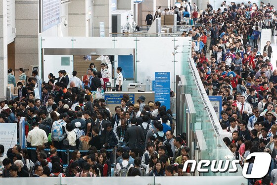 인천국제공항 출국장이 해외로 떠나는 여행객들로 북새통을 이루고 있다. /뉴스1 © News1 유승관 기자