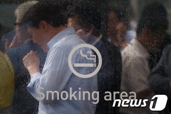 흡연구역에서 담배를 피우고 있는 사람들./© News1
