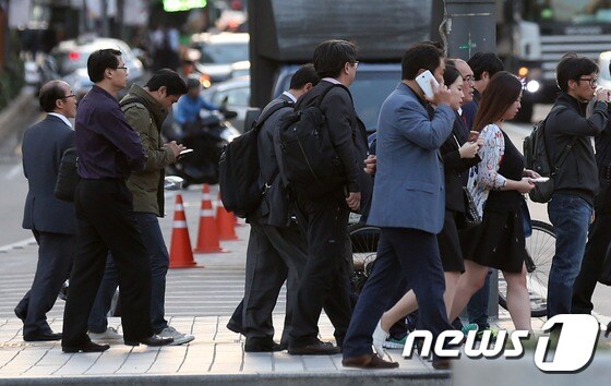 서울 광화문네거리에서 퇴근길 시민들이 외투를 입고 발길을 서두르고 있다. /뉴스1 © News1 한재호 기자