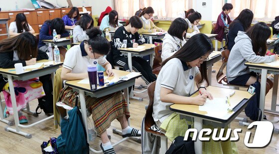 서울의 한 여고에서 고3 학생들이 10월 전국연합학력평가 시험을 보고 있다. /뉴스1 © News1 오대일 기자
