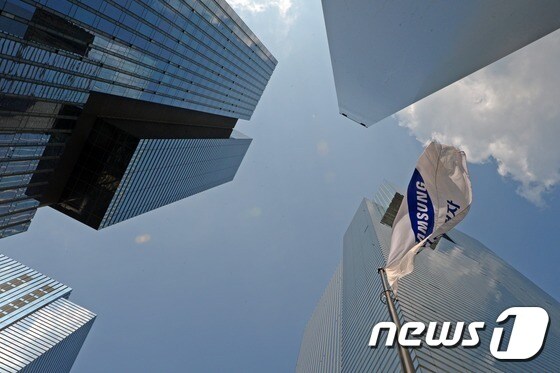 7일 오후 서울 서초동 삼성전자 사옥 앞에 삼성깃발이 바람에 펄럭이고 있다. 2014.10.7/뉴스1 © News1 정회성 기자