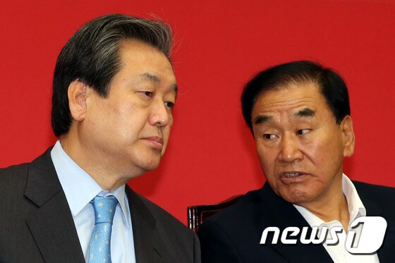 김무성 새누리당 대표(왼쪽)와 이재오 의원 /뉴스1 © News1 이광호 기자