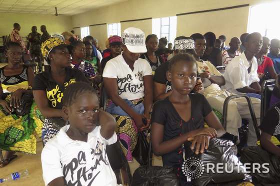 지난 6일(현지시간) 시에라리온 수도 프리타운 인근의 한 에볼라 진료소에 몰려든 주민들.© 로이터=뉴스1
