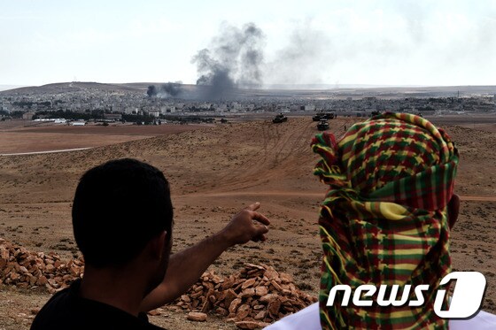터키 쿠르드계 주민들이 국경 너머 시리아 코바니를 공격 중인 급진 수니파 무장세력 
