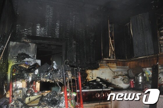 31일 밤 10시17분께 창원시 진해구 경화동의 한 주택에서 발생한 화재현장. <창원소방본부 제공>© News1