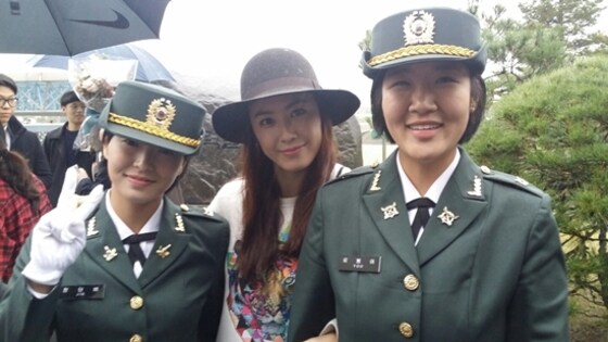 홍은희가 육군 부사관 임관식에 참석해 ´진짜사나이´ 동기들과의 의리를 과시했다. © News1