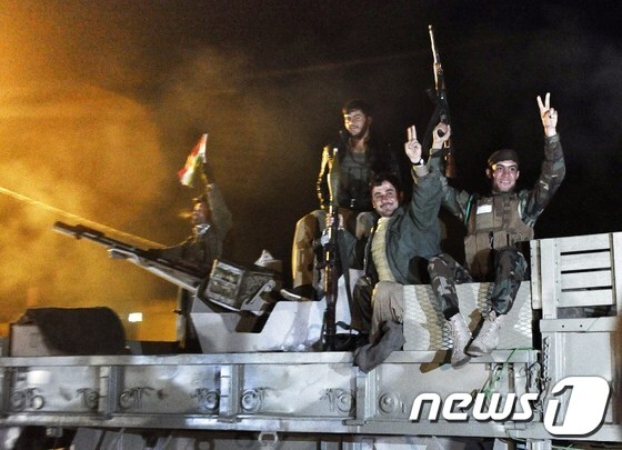 31일(현지시간) 밤 이라크 쿠르드 페슈메르가 대원들이 터키 쿠르드족의 환호 속에 시리아 코바니로 출발하고 있다.© AFP=뉴스1