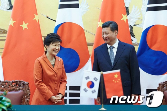 박근혜 대통령과 시진핑 중국 국가주석이 10일 베이징 인민대회당에서 열린 한국과 중국간 협정서명식에 앞서 웃으며 대화를 나누고 있다. (청와대) 2014.11.10/뉴스1 © News1 이광호 기자