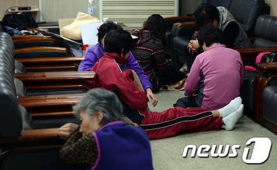 10일 오후 강남구 개포동 구룡마을 화재로 대피한 이재민들이 임시거처인 주민자치회관에서에서 휴식을 취하고 있다. © News1 허경 기자