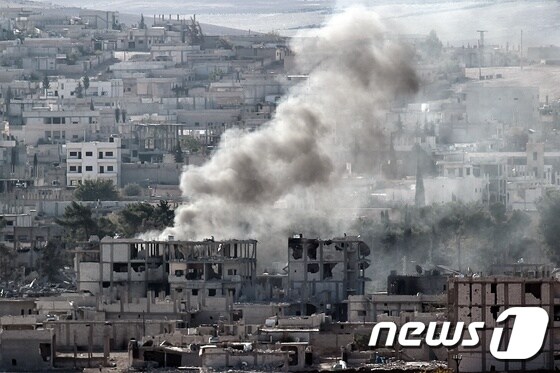 ´이슬람국가(IS)´와 쿠르드 민병대 간 교전이 계속되고 있는 시리아 코바니에서 연기가 피어오르고 있다. © AFP=뉴스1