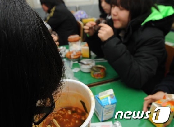 컵라면으로 점심식사를 하는 중학생들./© News1