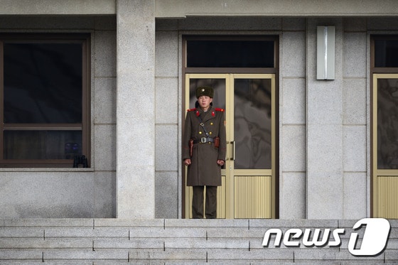 판문점에서 근무를 서는 북한 병사의 모습 /뉴스1 © News1 한재호 기자