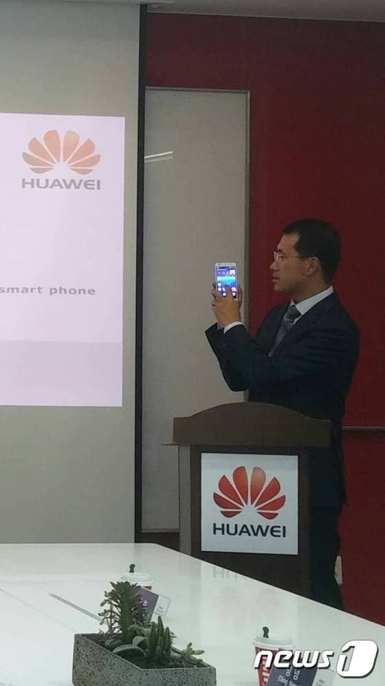 케빈 호(Kevin Ho) 화웨이 컨슈머 비즈니스 그룹 핸드셋 제품 부문 대표가 최근 한국에 출시한 스마트폰 'X3'를 들고 국내 시장 전략에 대해 설명하고 있다. © News1