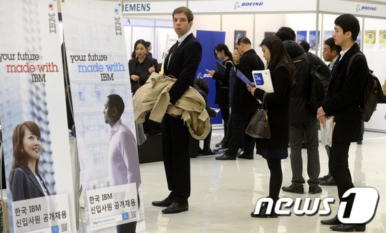 서울 동대문디자인플라자에서 지난 14일 열린 2014 글로벌기업 채용박람회에서 취업준비생들이 채용상담 순서를 기다리고 있다. © News1