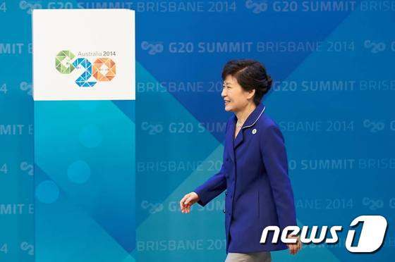 <span>박근혜 대통령이 15일 호주 브리즈번에서 열린 G20 정상회의 첫 일정으로 정상 리트리트(Retreat)에 참석키 위해 이동 중이다.</span><span> </span> (청와대) 2014.11.15/뉴스1 © News1