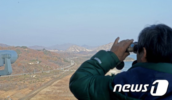  강원 고성군 통일전망대에서 한 관광객이 망원경으로 북녘땅을 바라보고 있다. © News1 자료사진