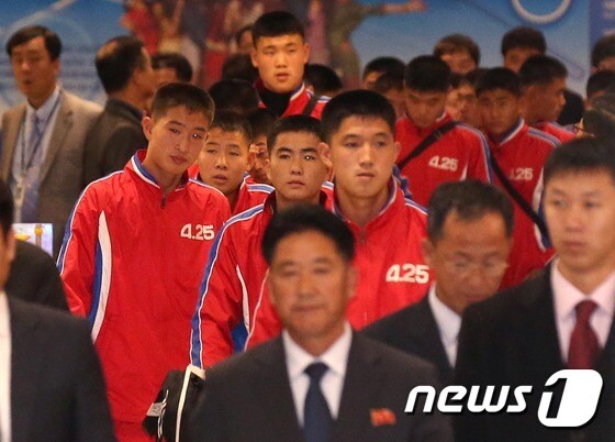 북한 4.25체육단 소속 유소년 축구단 선수와 관계자들이 지난해 11월 
