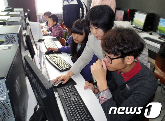 컴퓨터 사용법을 배우고 있는 학생들./© News1