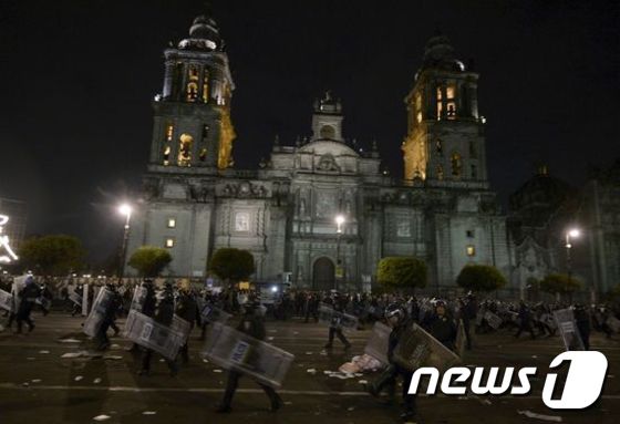 수만명의 멕시코 시위대가 대통령궁 앞에서 대규모 시위를 벌였다. ⓒAFP=뉴스1