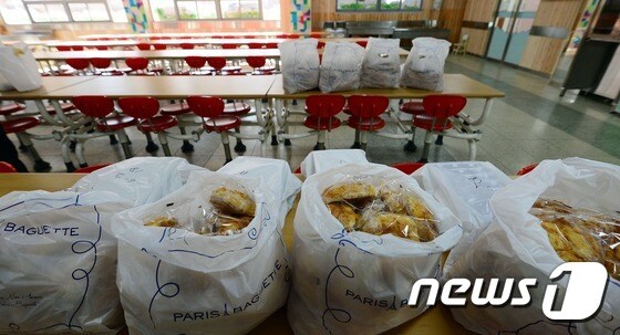 학생들에게 점심식사로 지급된 빵./© News1