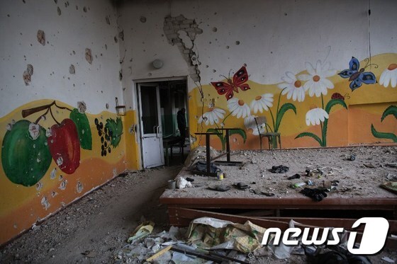 우크라이나 정부군과 반군의 교전으로 인해 폐허가 된 동부지역 한 주택의 모습. 벽의 탄흔이 전투가 치열했음을 나타낸다.© AFP=뉴스1