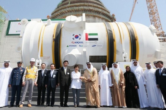 신한울 원전에 설치되는 APR-1400은 중동 UAE에 수출된 모델이다. 사진은 올 5월20일 UAE를 방문, 바라카원전에서 APR 1400원자로 설치식에 박근혜대통령이 참석한 모습.© News1