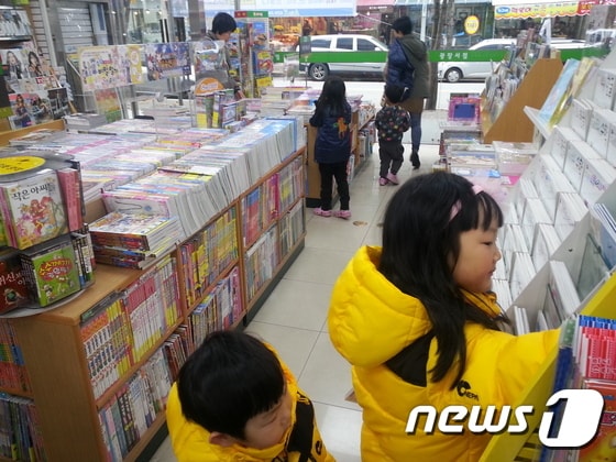 22일 대전 유성구 노은역 인근 동네서점에서 아이들이 책을 고르고 있다© News1