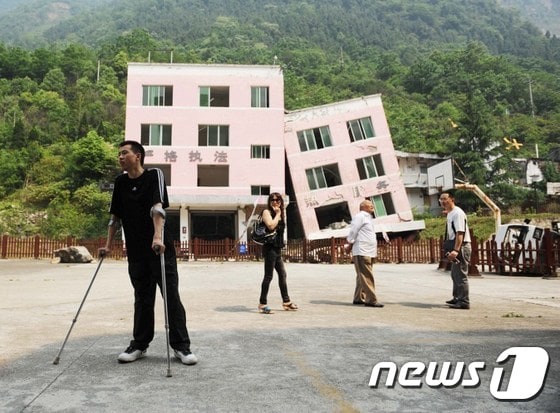 쓰촨성 대지진으로 기울어진 건물의 모습.© AFP=뉴스1