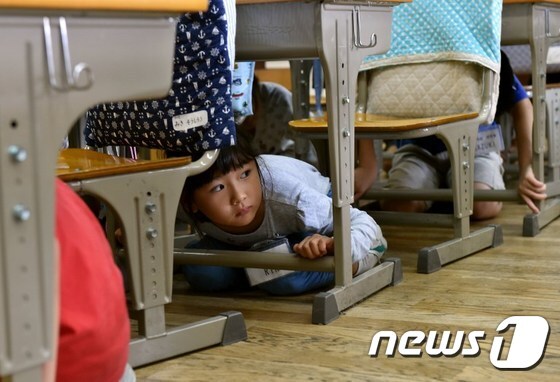 지진 대비 훈련 중인 일본 초등학생들.© AFP=뉴스1