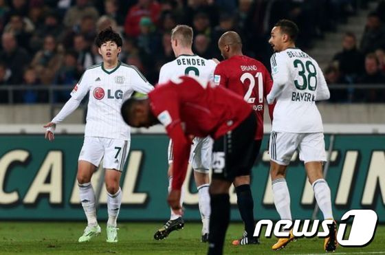손흥민이 23일(한국시간) 하노버96과의 경기에서 시즌 11번째 골을 터트리며 3-1 승리를 이끌었다. © AFP=News1