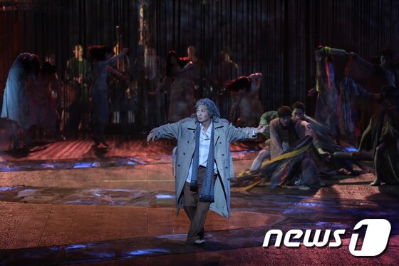 음악극 '공무도하'에서 현대판 백수광부로 춤사위를 보여주고 있는 가인 '최병재'. (국립국악원) © News1