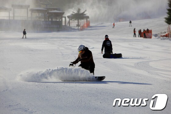 강원도 한 스키장에서 보드를 타고 있는 스노보더./© News1