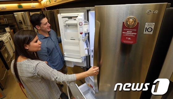 지난 4월 말 미국 뉴욕 맨하탄 내 세계 최대 가전매장인 베스트바이를 찾은 고객들이 LG 냉장고를 살펴보고 있다. 