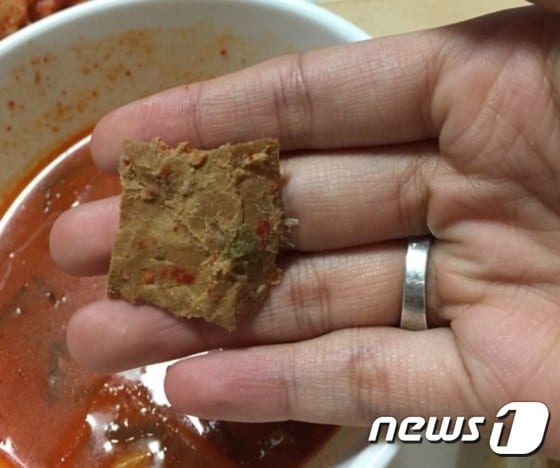 김치찌개를 끓이던 도중 발견된 것으로 알려진 종이 추정 이물질 /사진 = 네이트 © News1