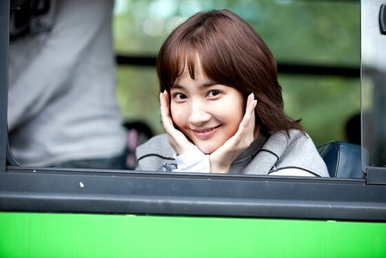 KBS2 새 월화드라마 ‘힐러’에 출연하는 박민영의 꽃받침 포즈가 공개돼 눈길을 끈다.© ㈜김종학프로덕션 제공